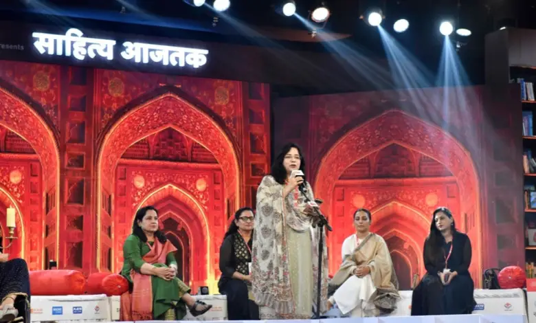 Sahitya Aajtak Delhi 2024: What a lot poetry says on the stage of Aajtak, watch Khawateen's Mushaira