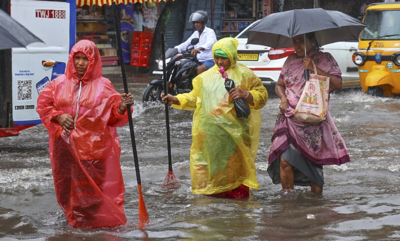 फेंगल साइक्लोन के चलते तमिलनाडु के कई हिस्सों में भारी बारिश हो रही है (फोटो- पीटीआई)