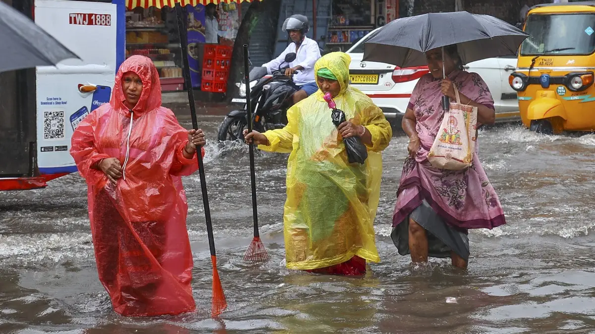 फेंगल साइक्लोन के चलते तमिलनाडु के कई हिस्सों में भारी बारिश हो रही है (फोटो- पीटीआई)