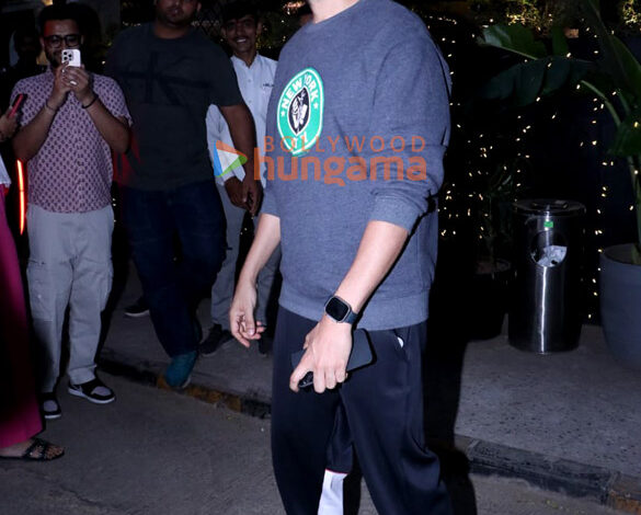 Photos: Kartik Aaryan snapped in Bandra | Parties & Events