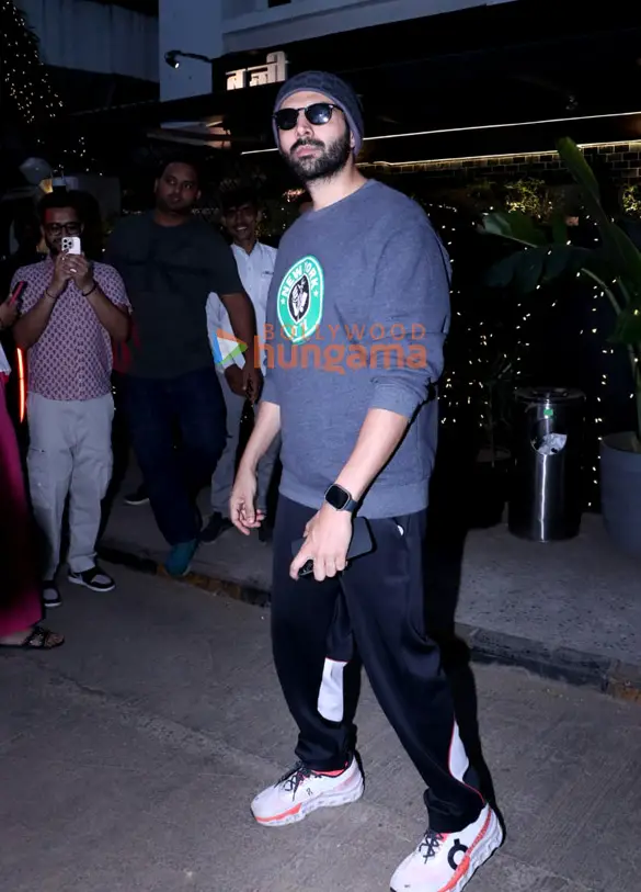 Photos: Kartik Aaryan snapped in Bandra | Parties & Events