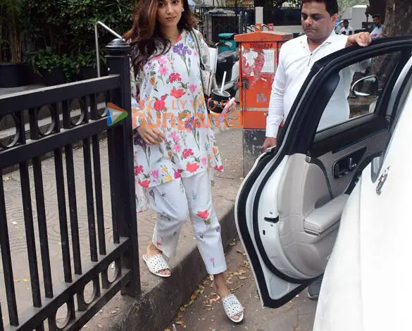 Photos: Mira Rajput Kapoor snapped outside a store in Khar