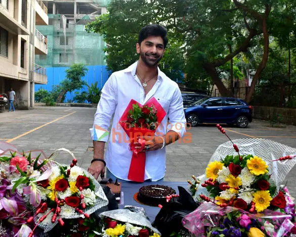 Photos: Taha Shah Badussha celebrates his birthday with the media