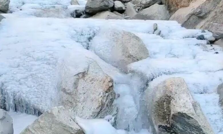 People are suffering from cold in the mountains, yearning for drinking water.