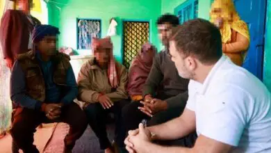 हाथरस में रेप पीड़िता के परिजनों से मिले राहुल गांधी. (X)