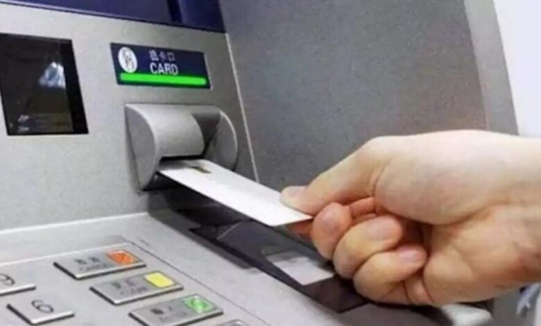 लखनऊ: महिला पुलिसकर्मी का ATM कार्ड बदल दिया (प्रतीकात्मक फोटो)