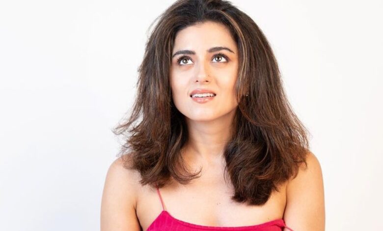 What kind of roles does Riddhi Dogra want to play?