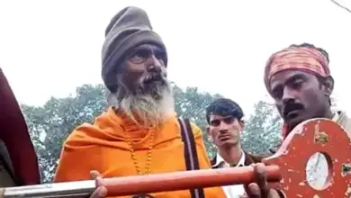 This Baba walks with 20 kg iron key in his hand