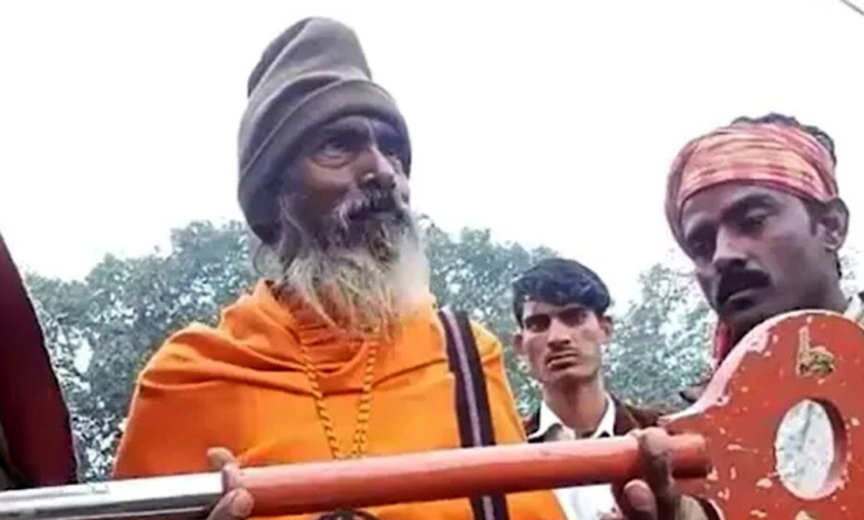 This Baba walks with 20 kg iron key in his hand