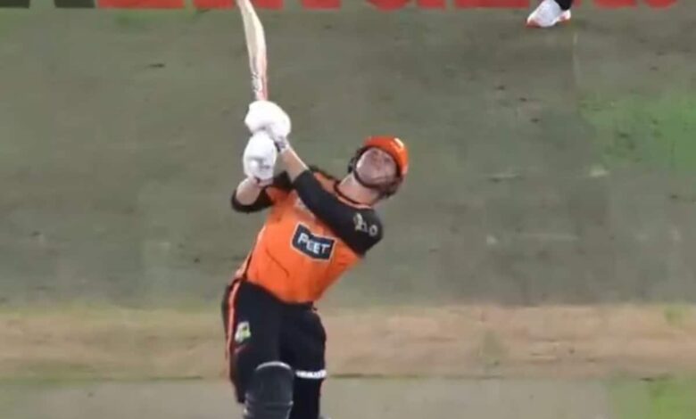 Ball Hits The Roof Of Stadium In Big Bash League 2024, Injuries Bowler's Hand. Videos