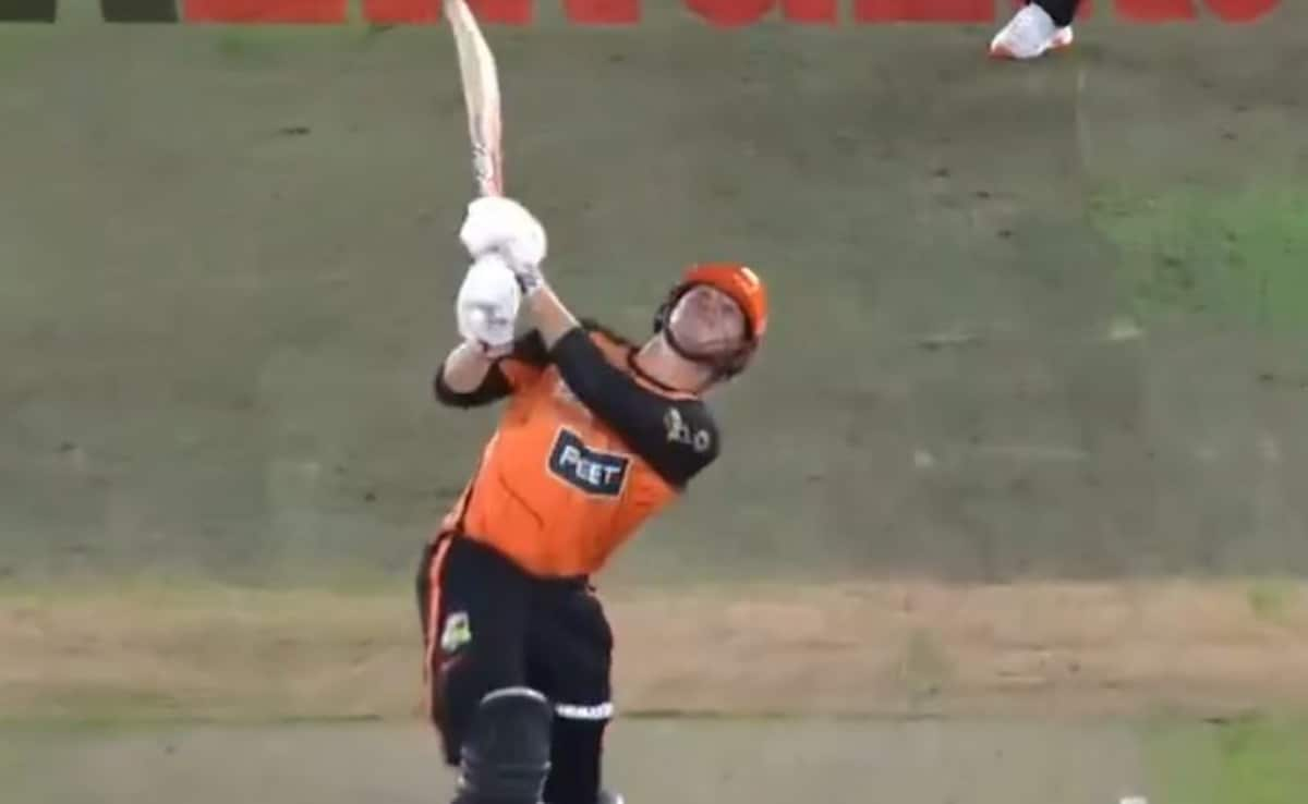 Ball Hits The Roof Of Stadium In Big Bash League 2024, Injuries Bowler's Hand. Videos