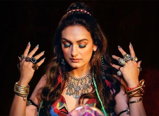 Akriti Kakar explores mysticism? Singer hints at Tarot reading in new post