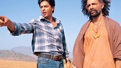 20 Years of Swades EXCLUSIVE: Makarand Deshpande reveals, “During 'Yunhi Chala Chal' alaap, Shah Rukh Khan told me, 'Tera sync is not working'. I told him, 'Please do it'! He was driving, talking on the walking-talkie and even helping me with the scene. And I was chilling…” 20 : Bollywood News