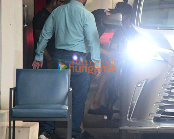 Photos: Ranbir Kapoor snapped outside a clinic in Bandra | Parties & Events