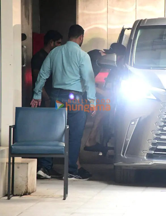 Photos: Ranbir Kapoor snapped outside a clinic in Bandra | Parties & Events