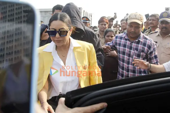 Photos: Shah Rukh Khan with wife Gauri and daughter Suhana snapped at the Gateway of India