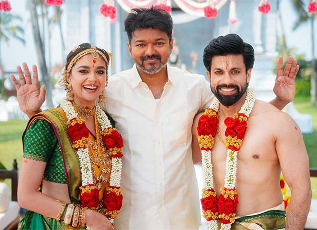 Thalapathy Vijay showers blessings on newlyweds Keerthy Suresh and Antony Thattil; actress drops unseen wedding photo : Bollywood News