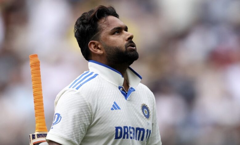 Sunil Gavaskar Roasts Rishabh Pant Over MCG Dismissal. "Like A Drug"