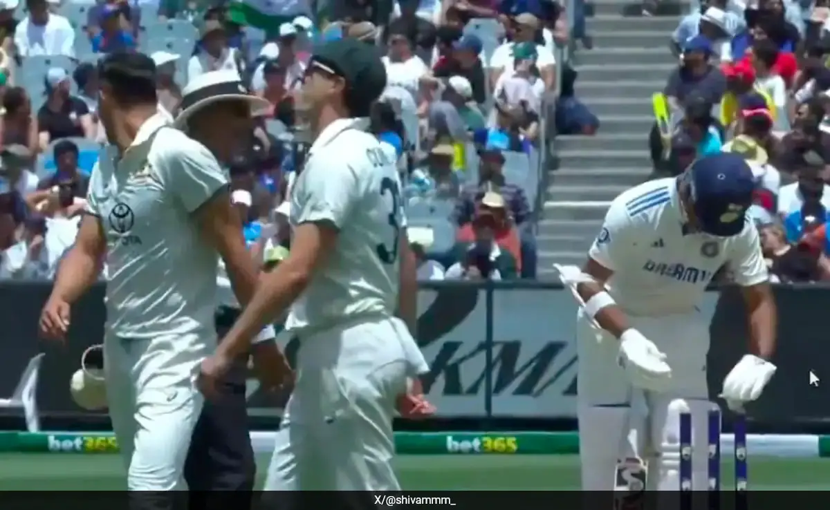 Mitchell Starc Looks To Unsettle India With Bail-Switch Act, Yashasvi Jaiswal Does This. Videos