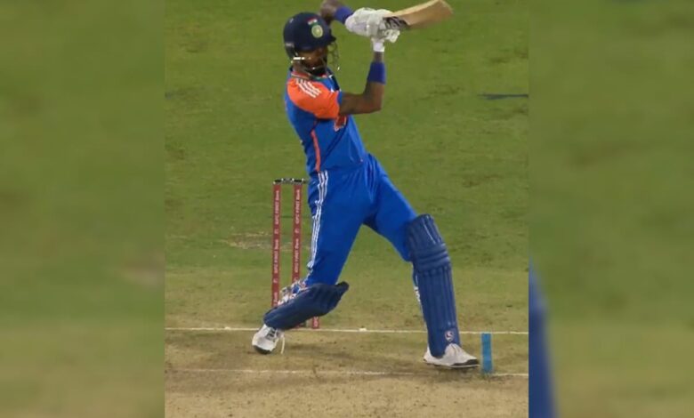 Hardik Pandya's 'No-Look Six' to Slam Half-Tentury in 27 Balls vs England Goes VIRAL. Internet Says 'India's Greatest ...'