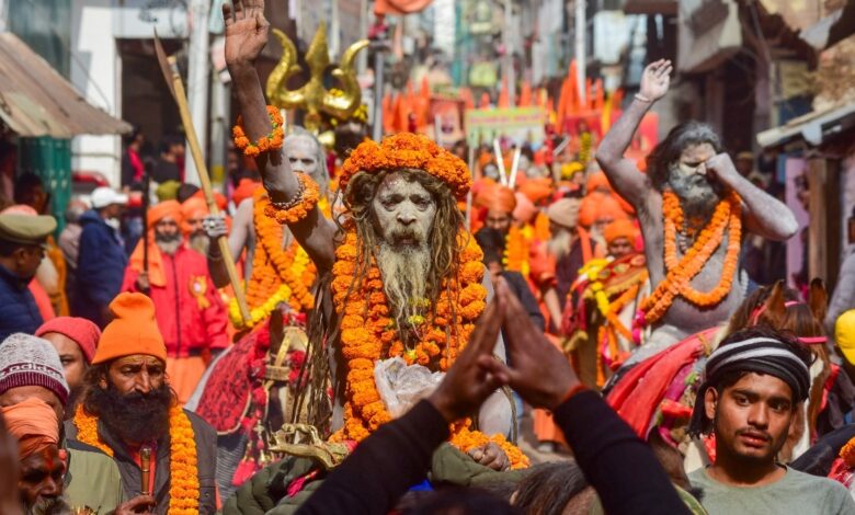 प्रयागराज महाकुंभ 2025 में शामिल होने के लिए श्रीपंचायती अखाड़ा के नागा साधु पहुंच गए हैं.