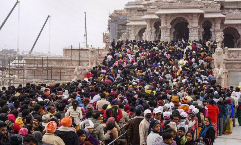 ये तस्वीर अयोध्या के राम मंदिर की है, जहां 1 जनवरी को श्रद्धालुओं की भारी भीड़ उमड़ी (फोटो- PTI)