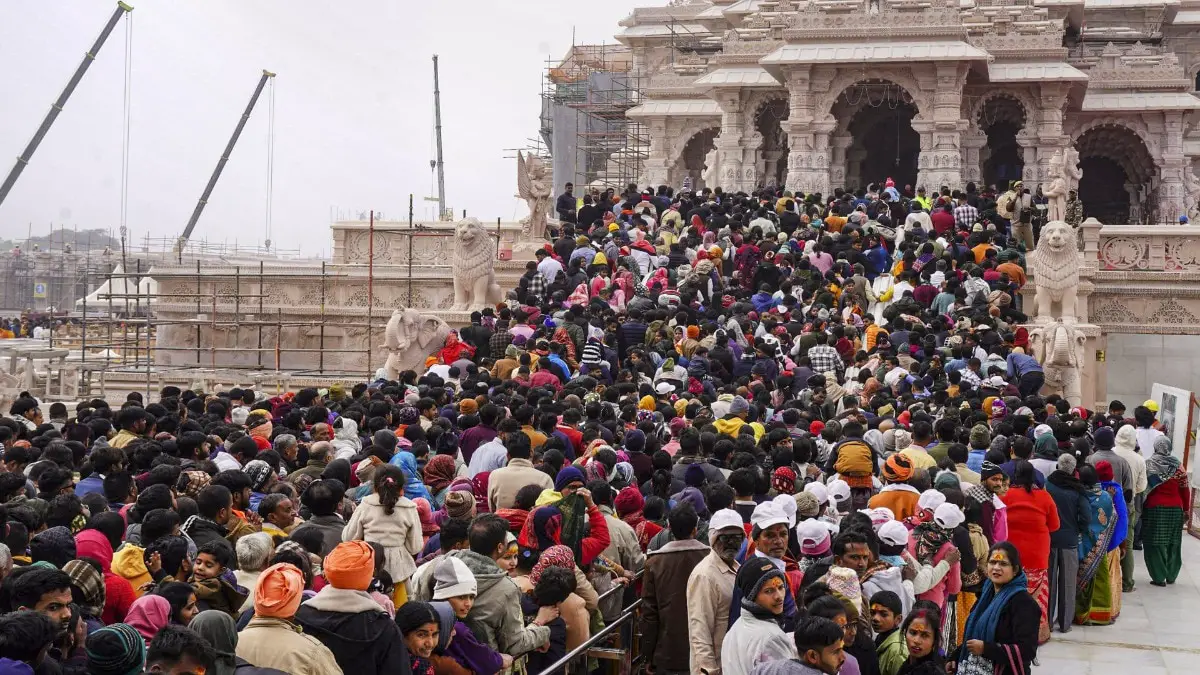 ये तस्वीर अयोध्या के राम मंदिर की है, जहां 1 जनवरी को श्रद्धालुओं की भारी भीड़ उमड़ी (फोटो- PTI)