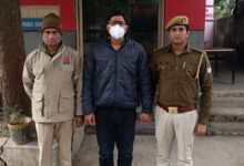 पुलिस की गिरफ्त में आरोपी.