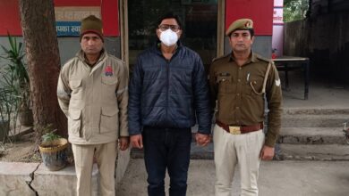 पुलिस की गिरफ्त में आरोपी.