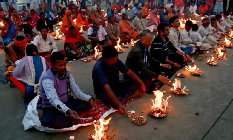 मकर संक्रांति के मौके पर गंगासागर मेले के दौरान सामूहिक यज्ञ करते श्रद्धालु