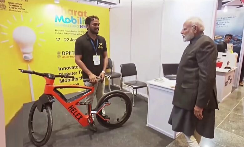 हेलेन बाइक्स के स्टॉल पर प्रधानमंत्री नरेंद्र मोदी. Pic- Helen Bikes/Instagram