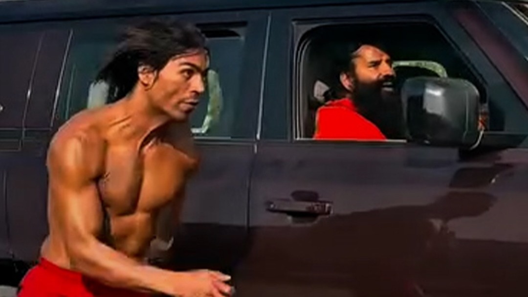 'Tarzan Boy' races with Baba Ramdev's car