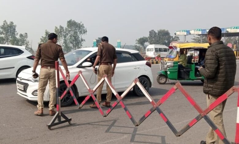 रायबरेली-लखनऊ टोल के पास वाहनों की चेकिंग