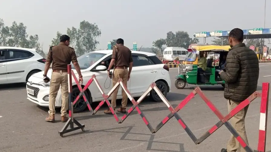 रायबरेली-लखनऊ टोल के पास वाहनों की चेकिंग