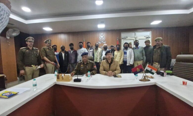 पुलिस की गिरफ्त में आरोपी.