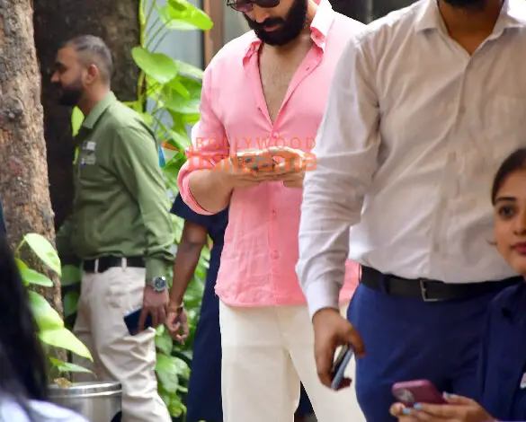 Photos: Kartik Aaryan snapped in Juhu