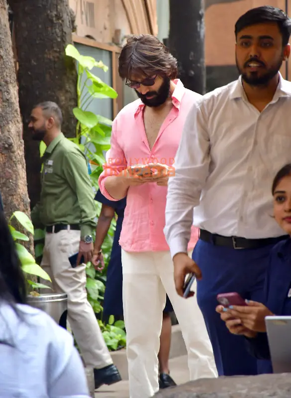 Photos: Kartik Aaryan snapped in Juhu