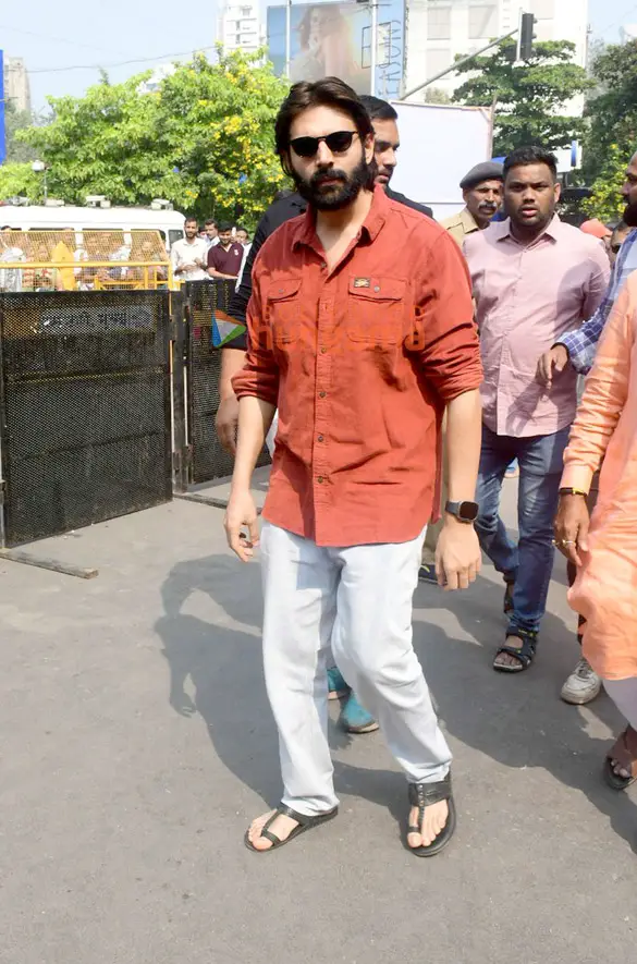 Photos: Kartik Aaryan visits Siddhivinayak Temple to seek blessings