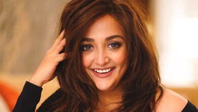 Monali Thakur hospitalized after facing breathing issues during live performance : Bollywood News