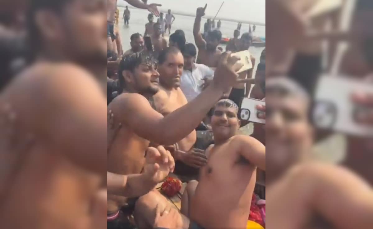 The great khali takes holy dip at maha kumbh. Devotees, Security Officials Start Selfie War. Watch