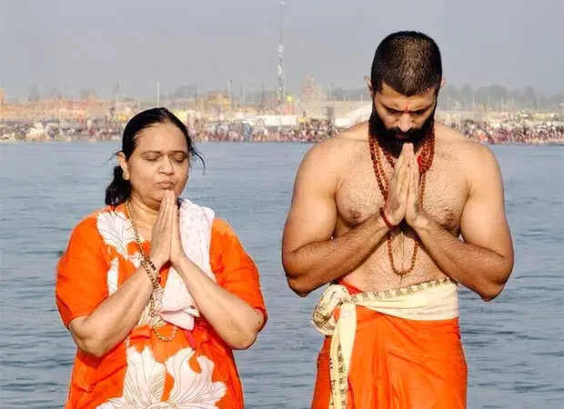 Vijay Deverakonda takes a holy dip at maha kumbh with his mother: bollywood news