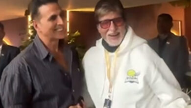 Akshay kumar touches amitabh bachchan's feet at ispl final, Shares warm moment: bollywood news