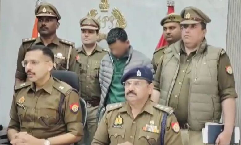 पुलिस की गिरफ्त में आरोपी. (Screengrab)