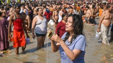 प्रयागराज में चल रहे महाकुंभ मेला के दौरान संगम में स्नान करते श्रद्धालु फोटो- PTI