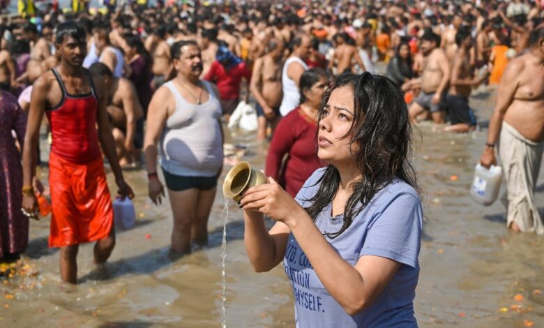 प्रयागराज में चल रहे महाकुंभ मेला के दौरान संगम में स्नान करते श्रद्धालु फोटो- PTI