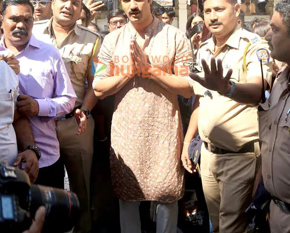 Photos: Vicky Kaushal snapped outside Babulnath Mahadev Temple