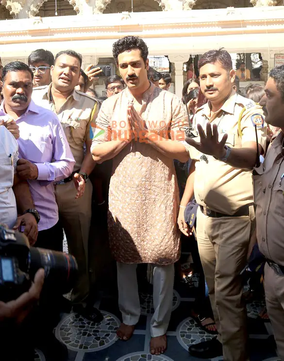 Photos: Vicky Kaushal snapped outside Babulnath Mahadev Temple