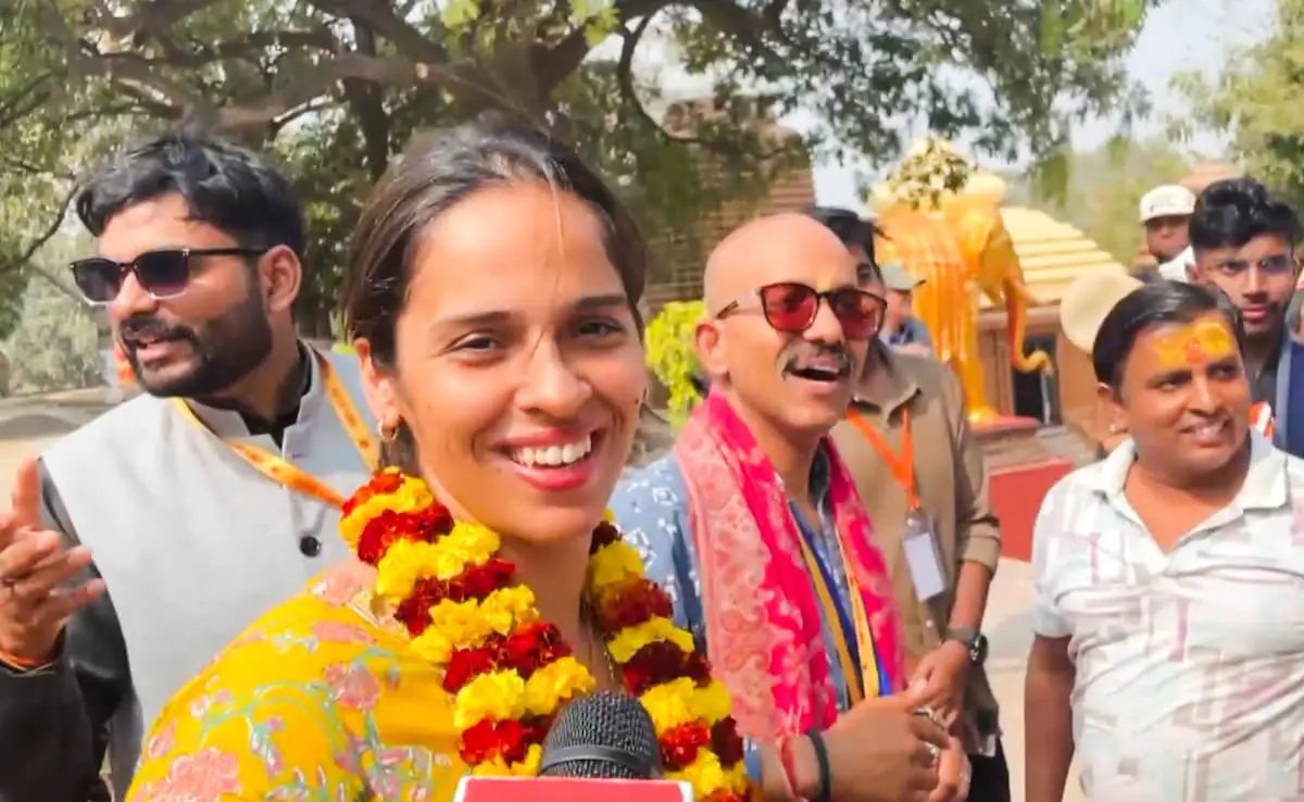 Olympic medallist shuttler Saina Nehwal Visits Maha Kumbh with Father