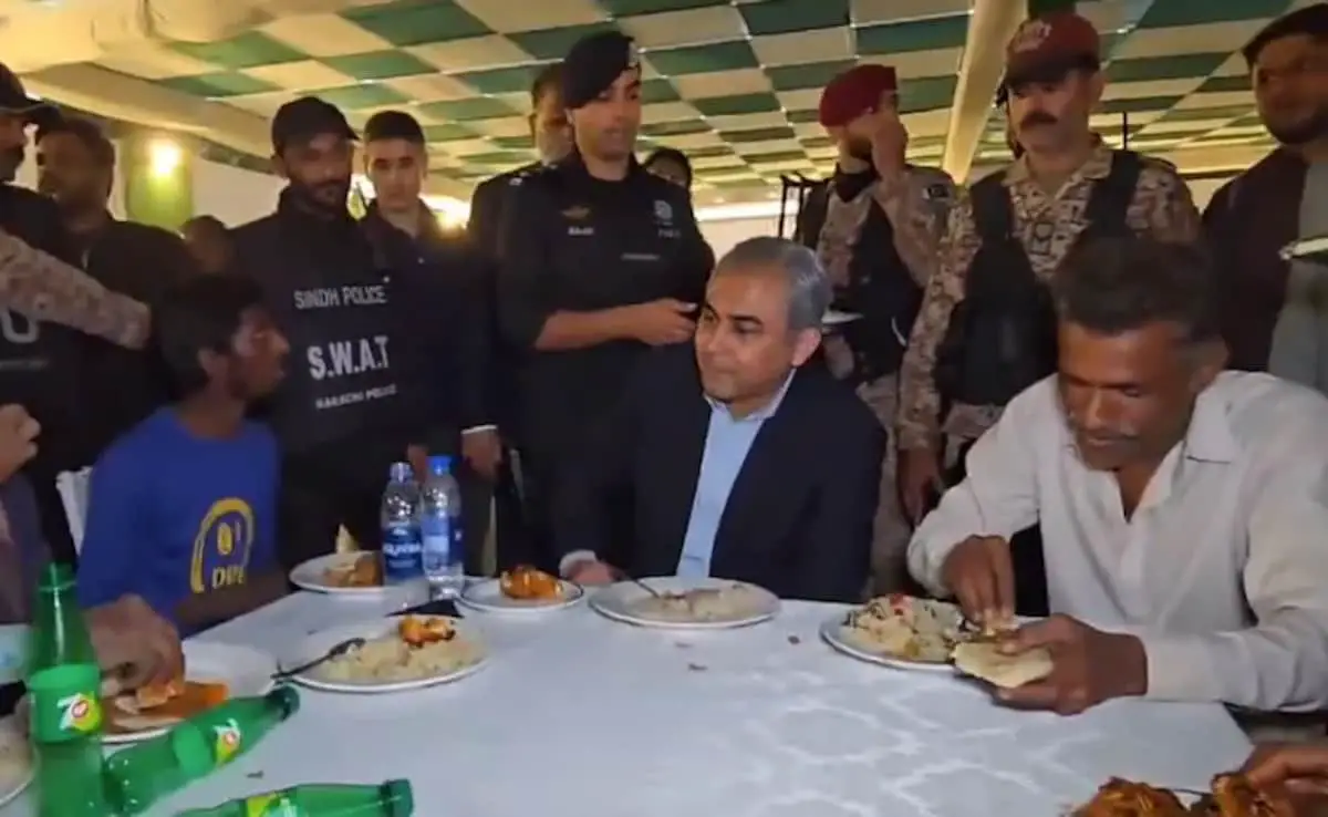 PCB Chairman Dines with 700+ Workers after Completion of Champions Trophy Stadium, Video Viral