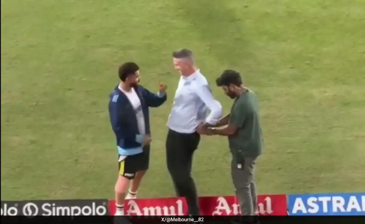 Virat Kohli, Kevin Pietersen's Animated Chat Over Knee Injury Leaves Fans Wondering. Watch